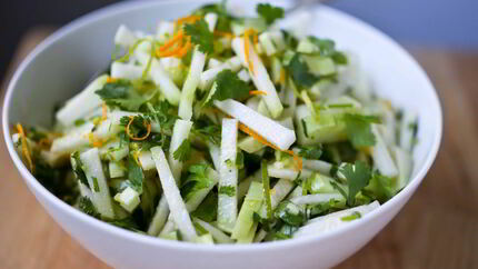 Салат с кольраби и зеленью