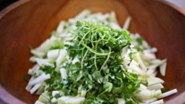 салат с кольраби и зеленью