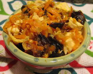 Салат с курицей и черносливом