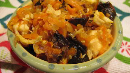 Салат с курицей и черносливом