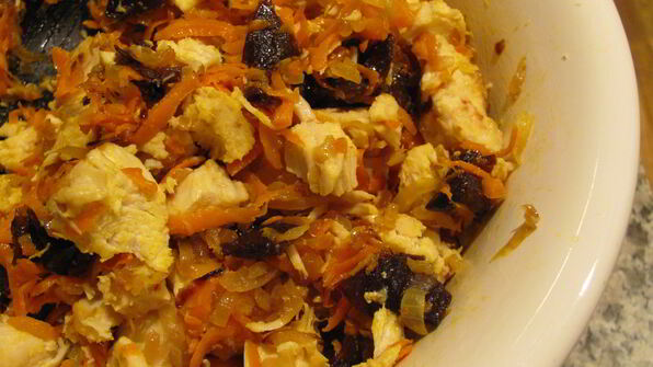 салат с курицей и черносливом