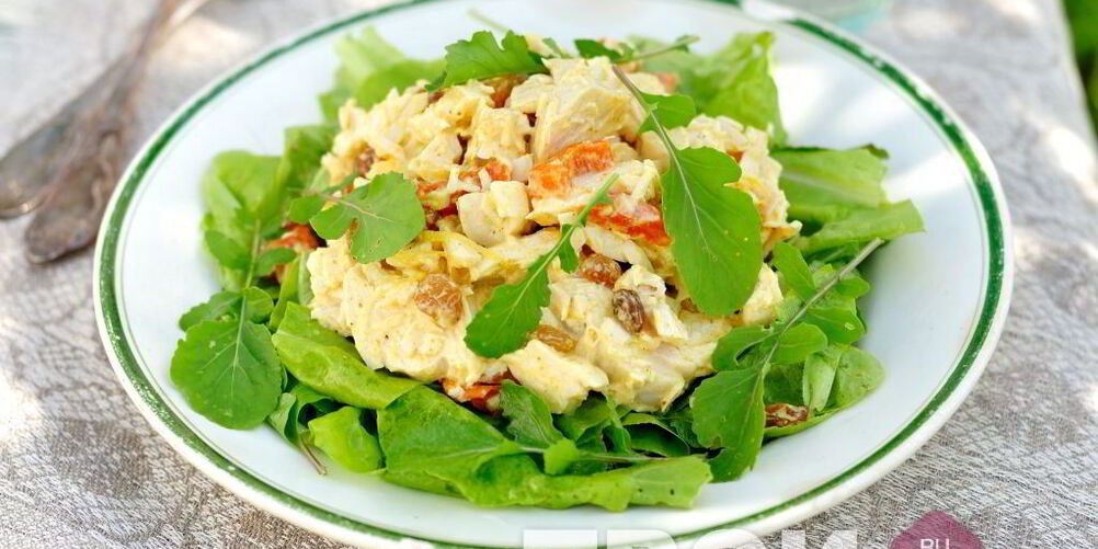 Рецепт салата с курицей и сухофруктами