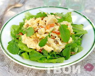 Салат с курицей и сухофруктами