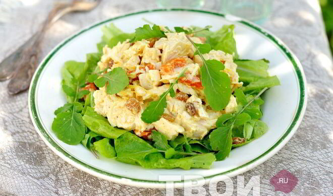 Салат с курицей и сухофруктами