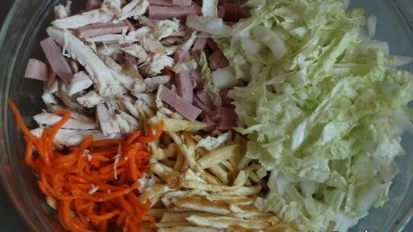 салат с курицей, ветчиной и морковью по-корейски