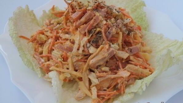 салат с курицей, ветчиной и морковью по-корейски