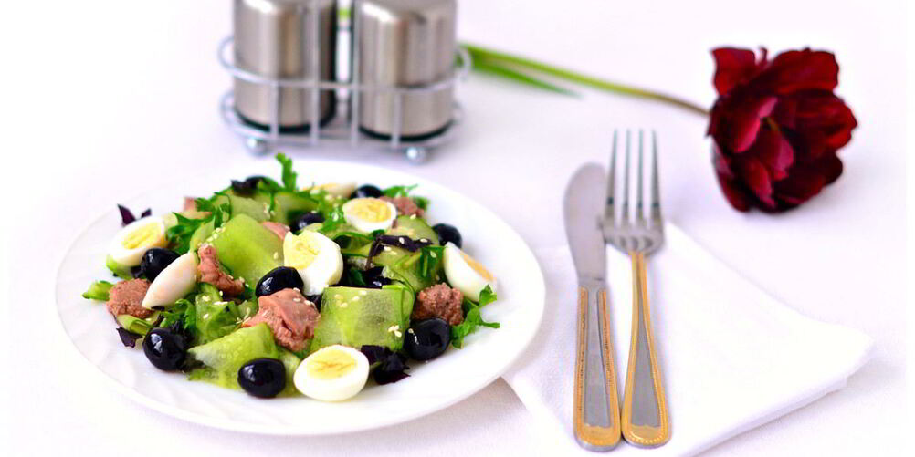 Рецепт салата с печенью трески и перепелиными яйцами