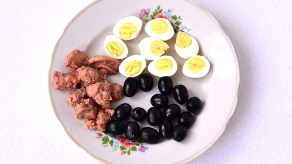 салат с печенью трески и перепелиными яйцами