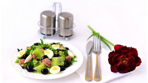 салат с печенью трески и перепелиными яйцами