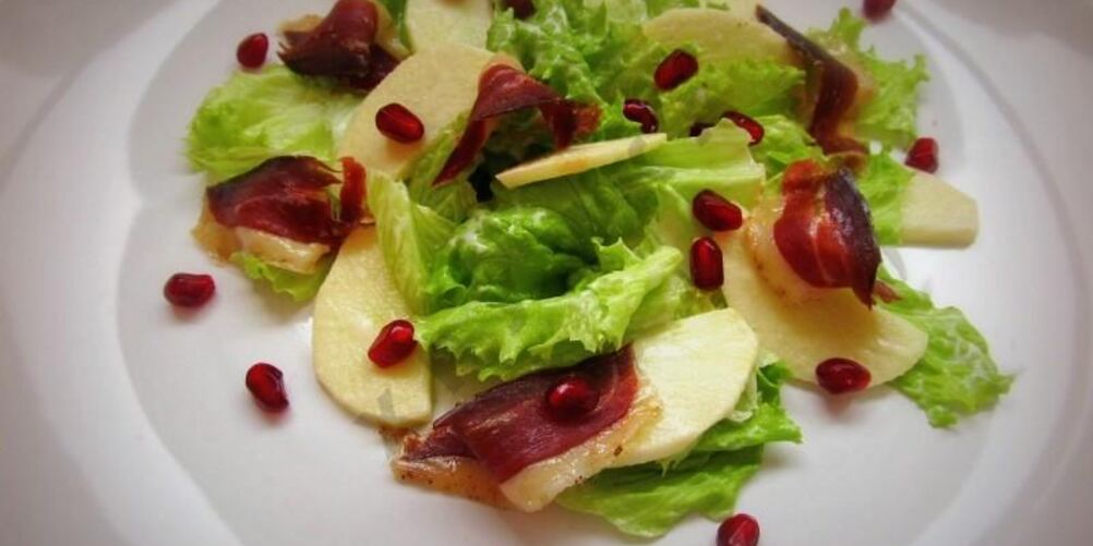 Рецепт салата с яблоком и вяленой утиной грудкой