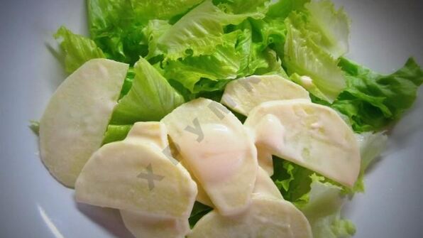 салат с яблоком и вяленой утиной грудкой