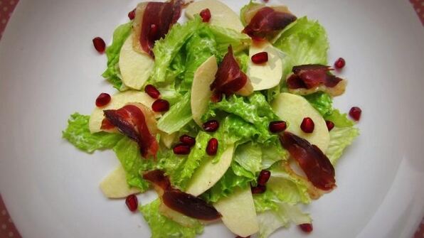 салат с яблоком и вяленой утиной грудкой