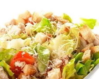 Классический салат Цезарь с курицей и сыром пармезан