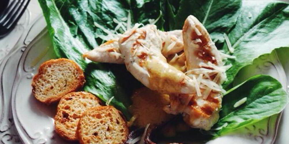 Рецепт салата цезарь с чесночными гренками и салатом ромэн
