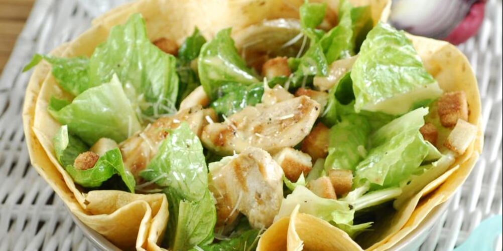 Рецепт салата цезарь с индейкой на гриле