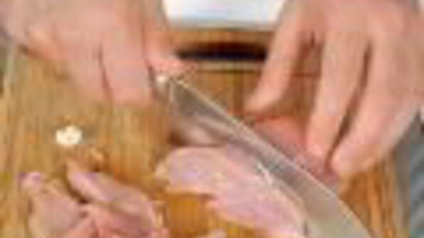 салат цезарь с индейкой на гриле