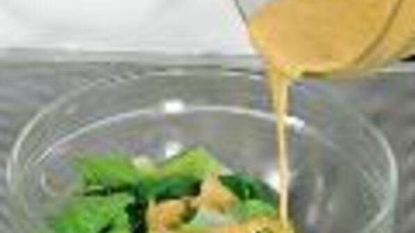 салат цезарь с индейкой на гриле