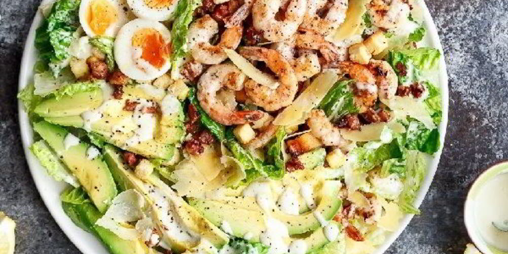 Рецепт салата цезарь с креветками и авокадо