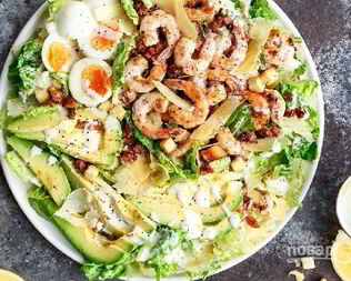 Салат Цезарь с креветками и авокадо