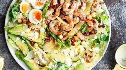 Салат Цезарь с креветками и авокадо