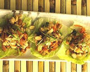 Салат Цезарь с курицей и черешней