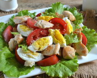 Салат Цезарь с курицей и сухариками