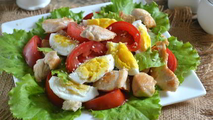 Салат Цезарь с курицей и сухариками