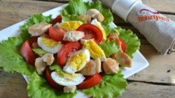 салат цезарь с курицей и сухариками