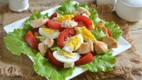салат цезарь с курицей и сухариками