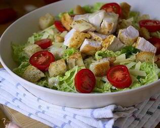 Салат Цезарь с курицей, сухариками и помидорами