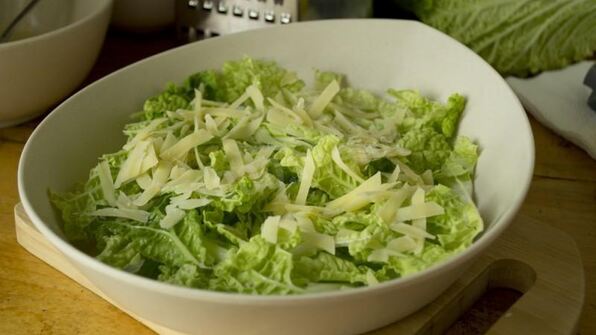 салат цезарь с курицей, сухариками и помидорами