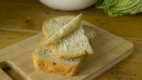 салат цезарь с курицей, сухариками и помидорами