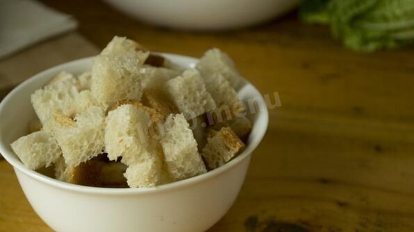 салат цезарь с курицей, сухариками и помидорами