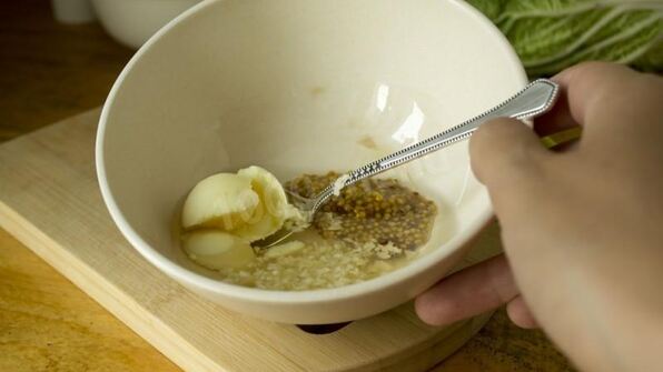 салат цезарь с курицей, сухариками и помидорами