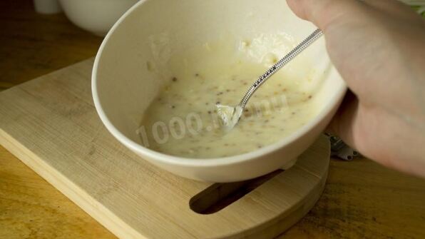 салат цезарь с курицей, сухариками и помидорами