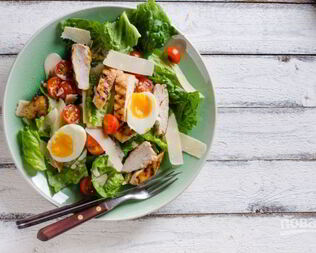 Салат Цезарь с лимонно-медовой заправкой