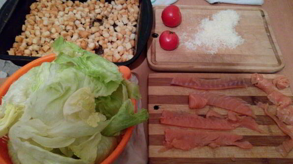 салат цезарь с лососем