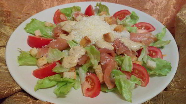 салат цезарь с лососем