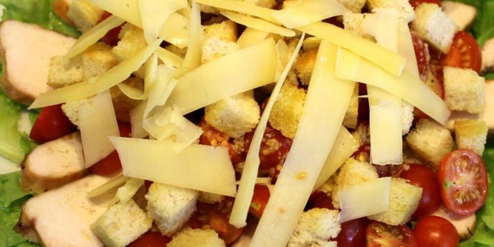 Рецепт салата цезарь с маринованной курицей