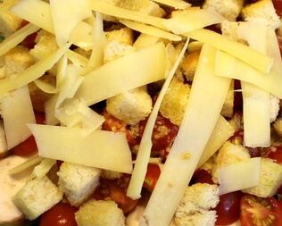 Салат Цезарь с маринованной курицей