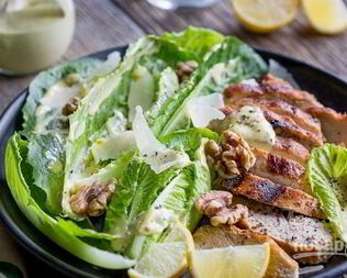 Салат Цезарь с орехами