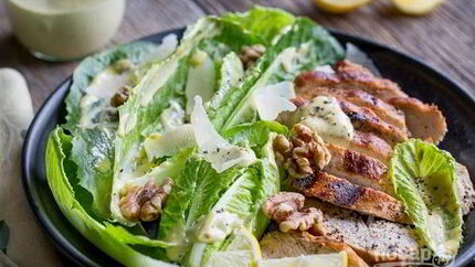 Салат Цезарь с орехами