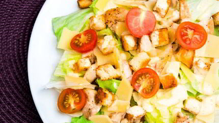 Салат Цезарь с соусом