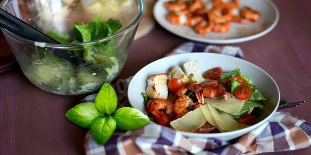 Рецепт салата цезарь с жареными креветками