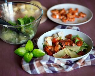 Салат цезарь с жареными креветками