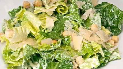 Салат цезарь со сметанно-лимонной заправкой