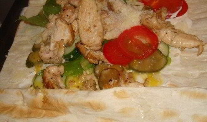 Салат Цезарь в лаваше