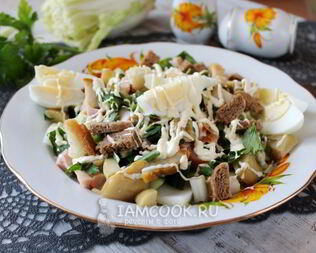 Цезарь с копченой курицей и маринованными грибами