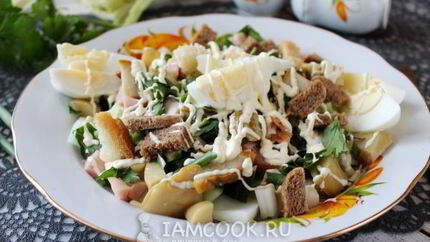 Цезарь с копченой курицей и маринованными грибами