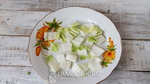 цезарь с копченой курицей и маринованными грибами